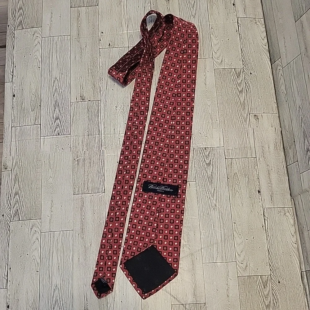 Brooks Brothers Necktie Makers Silk USA Foulard Geometric Pink Preppy 56‎ Tie